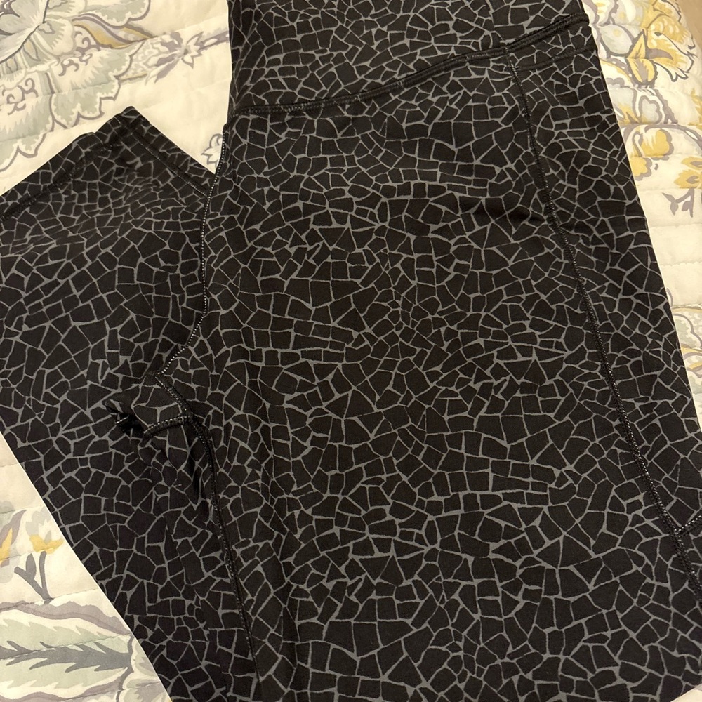 Calia 7/8 inch Black and Gray Patterned Leggings size large